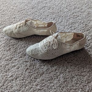 LOWER EAST SIDE Cream Lace Flats